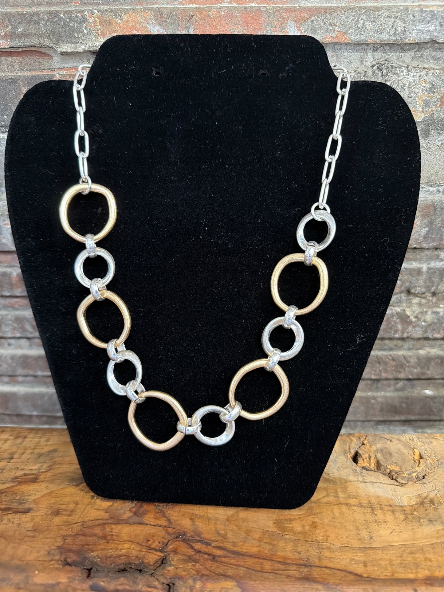 necklace alternating gold and silver circles irregular shapes