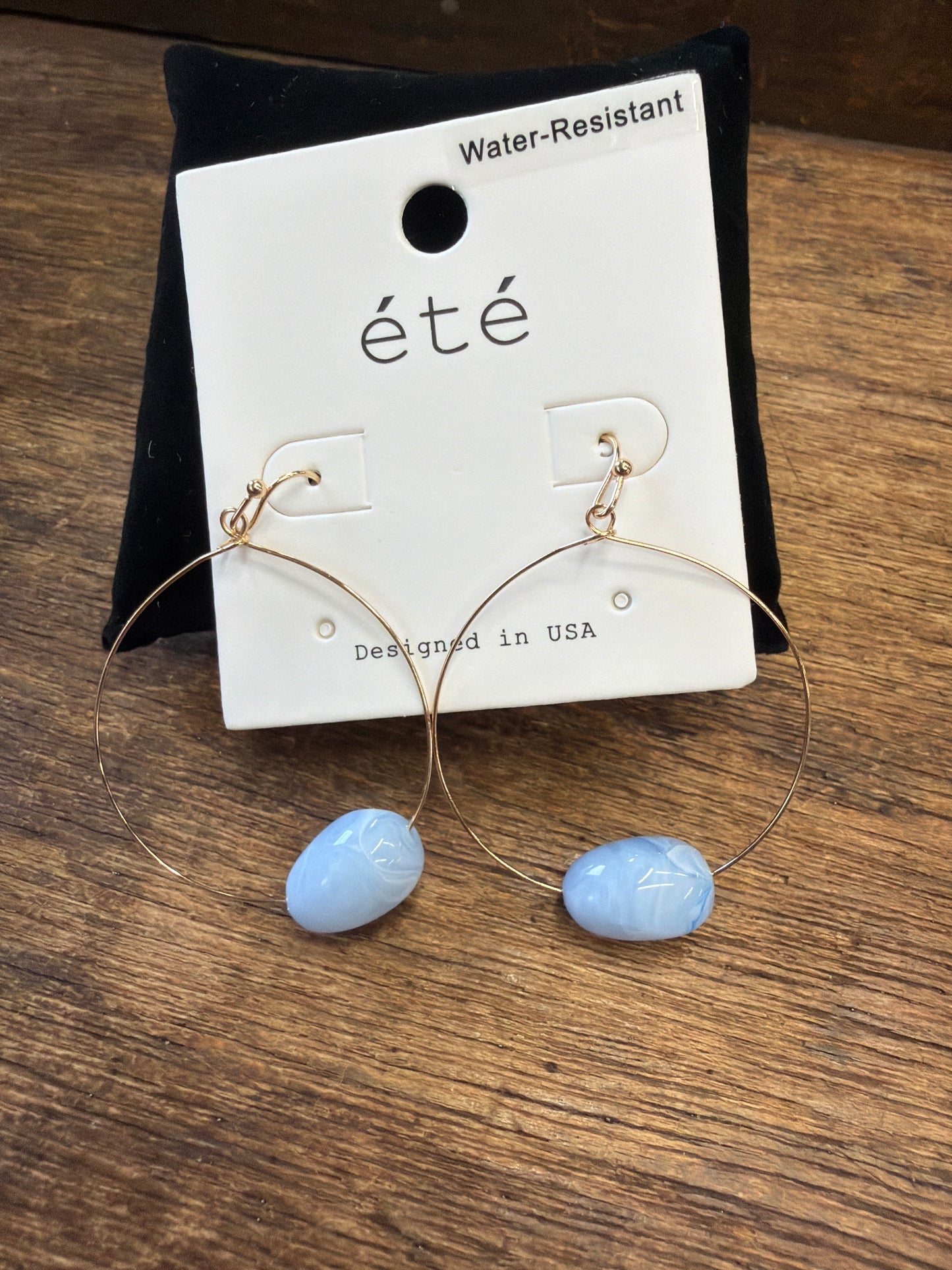 EARRING GOLD WIRE HOOP WHITE OR BLUE BEAD